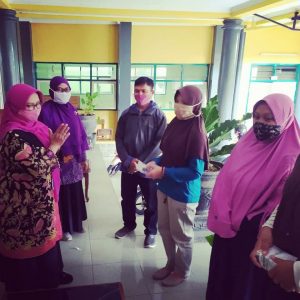 Read more about the article Penyerahan Bantuan Smartphone Untuk Siswa Kurang Mampu